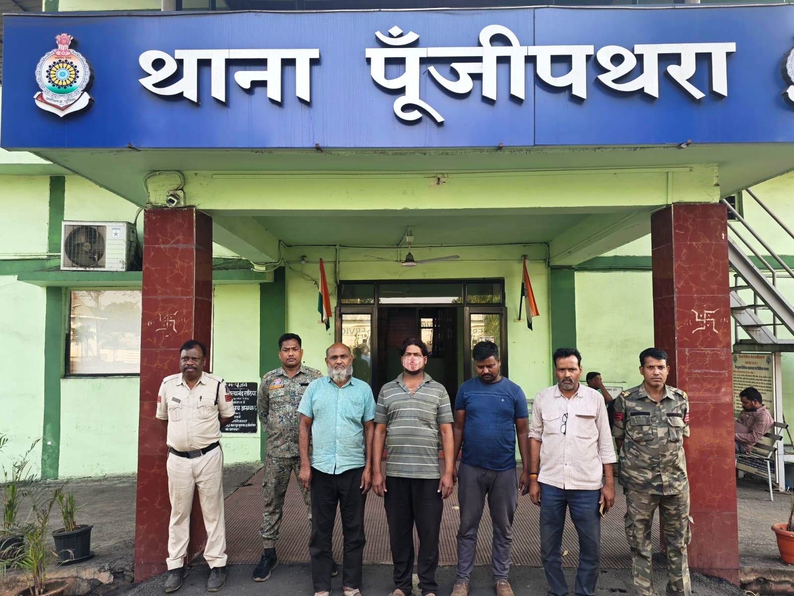 ऑपरेशन प्रहार” के तहत अवैध कबाड़ पर ताबड़तोड़ कार्रवाई, दो थानों की कार्यवाही में 83 लाख से अधिक की संपत्ति जब्त  पूंजीपथरा और पुसौर पुलिस ने 6 वाहनों से 130 टन स्क्रैप और आयरन पेललेट्स की जब्ती*