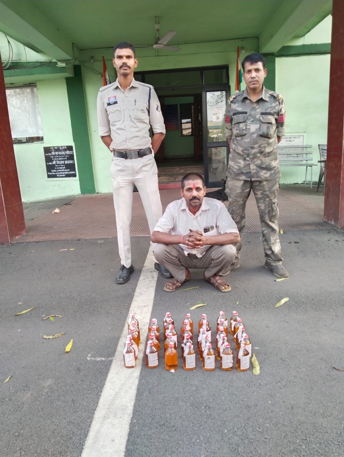 ऑपरेशन आघात” के तहत पूंजीपथरा पुलिस की कार्रवाई, होटल में छिपाकर रखी अवैध अंग्रेजी शराब जब्त  बंजारी सियाराम होटल में रेड, संचालक गिरफ्तार, 35 पाव अंग्रेजी शराब बरामद