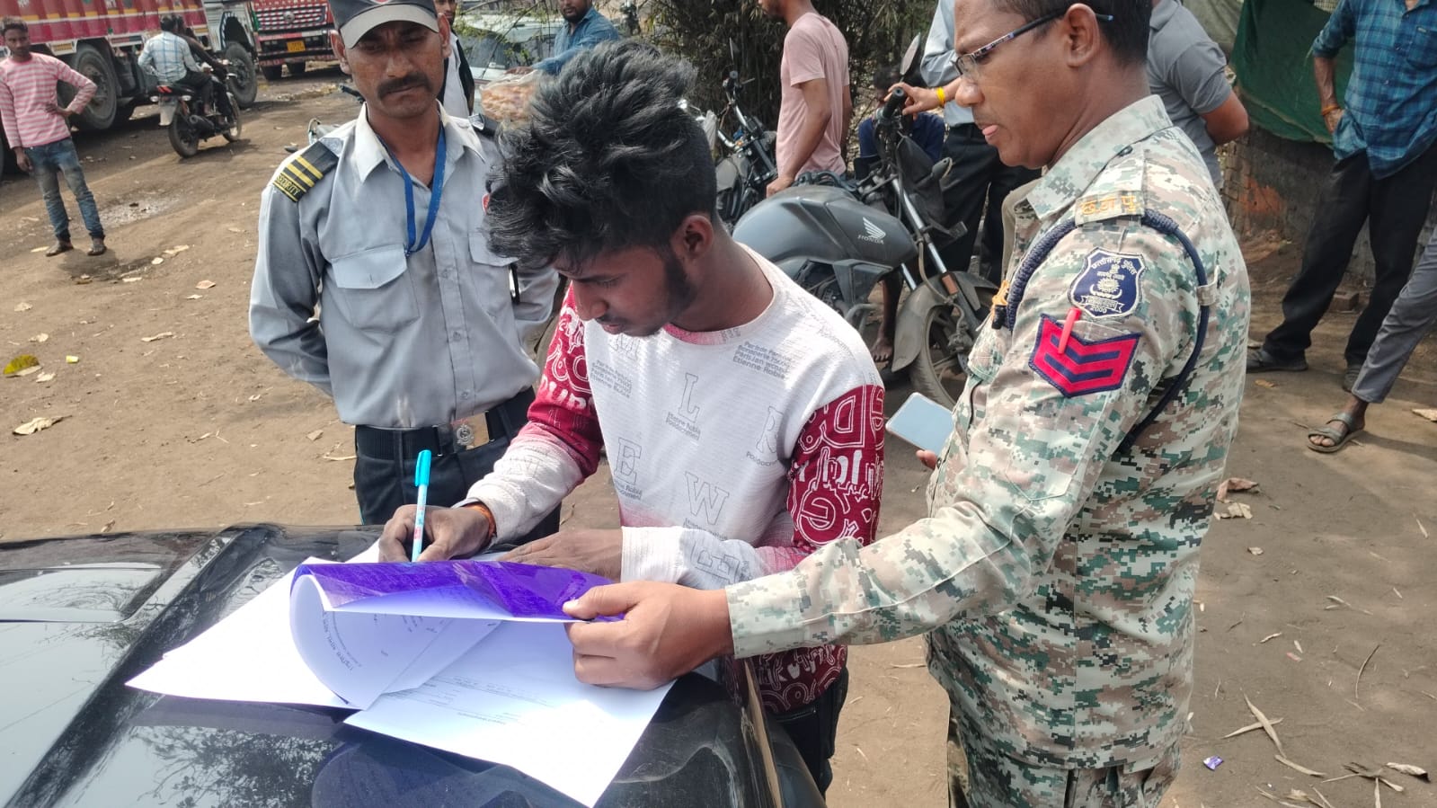 ऑपरेशन प्रहार” के तहत पूँजीपथरा और तमनार पुलिस का अवैध कबाड़ पर ताबड़तोड़ कार्रवाई, 24 घंटे में तीन बड़ी कार्यवाही  दो ट्रकों से 48 टन से अधिक स्क्रैप जब्त, एक लावारिस वाहन भी पकड़ा गया