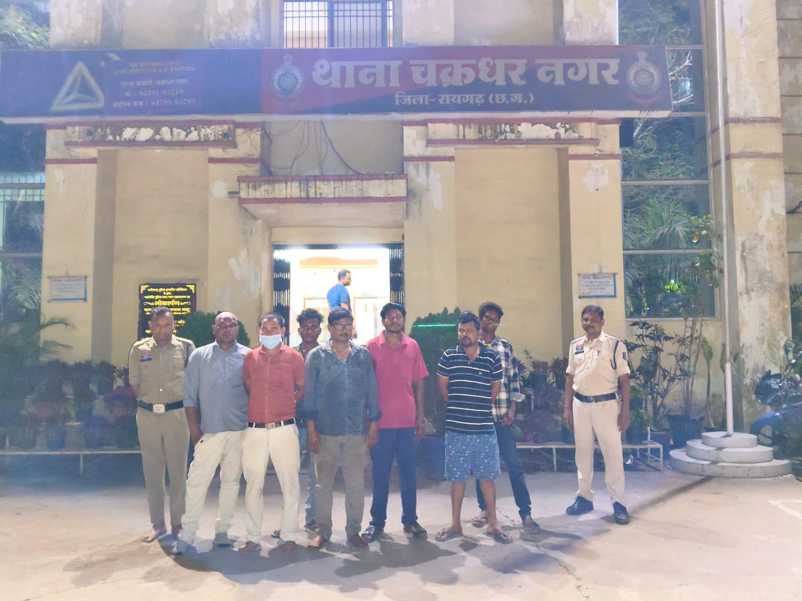 विजुअल पुलिसिंग” के तहत शहर में पैदल पेट्रोलिंग, खुले में शराब सेवन करने वालों पर कार्रवाई चक्रधर नगर पुलिस और कोतवाली पुलिस ने मिलकर  कार्यवाही की 