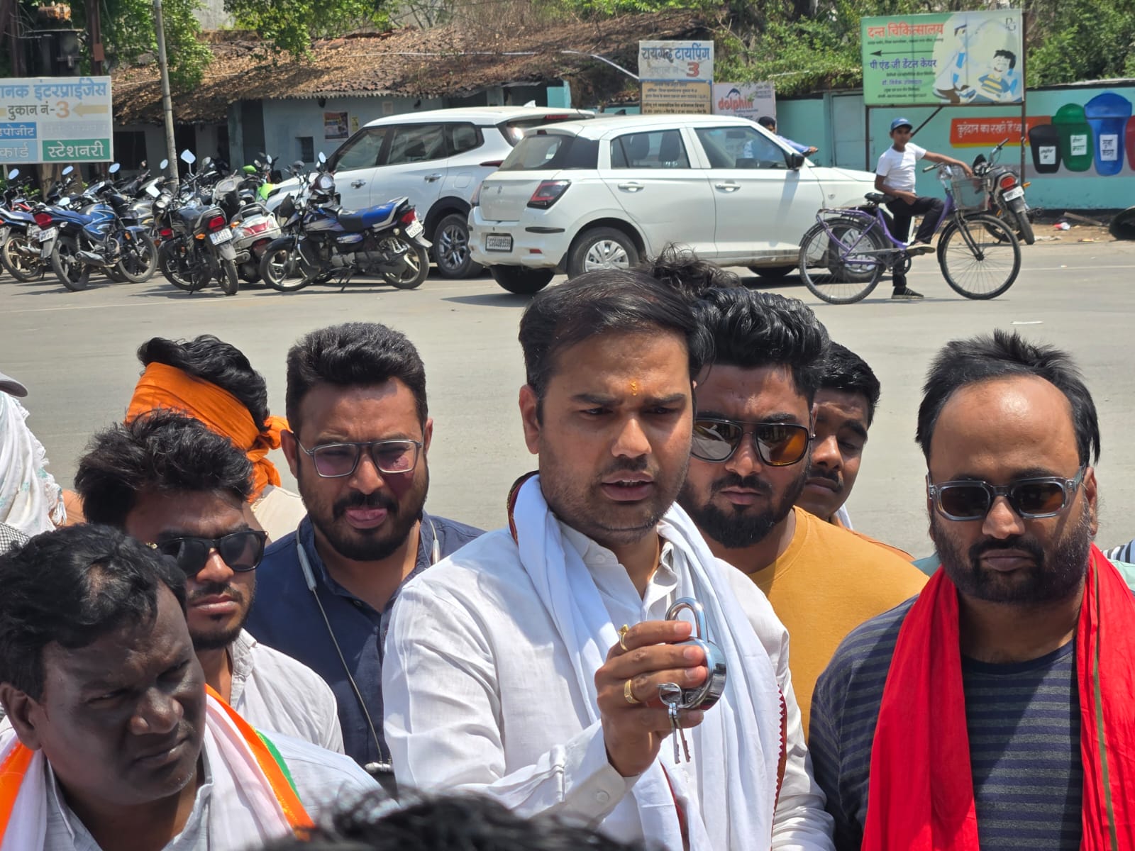 औद्योगिक श्रमिकों की सुरक्षा को लेकर युवा कांग्रेस का जोरदार घेराव तालाबंदी,भारी संख्या में पुलिस रही मौजूद  जिले में पहली बार विभाग के खिलाफ ऐतिहासिक आंदोलन