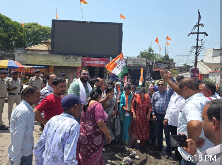 कांग्रेस ने किया महिला विकास मंत्री का पुतला दहन