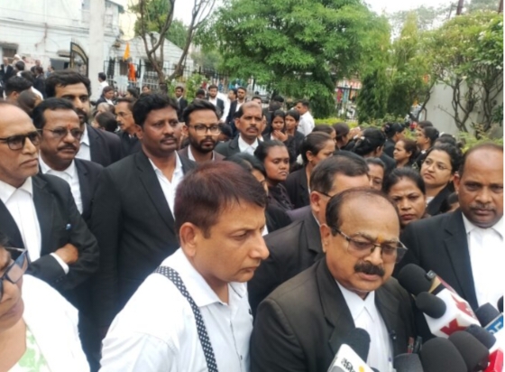 महिला अधिवक्ता हत्याकांड: पुलिस के खाली हाथ देख आक्रोशित वकीलों का फूटा गुस्सा…… एसपी कार्यालय तक निकाला पैदल मार्च….अधिवक्ता संघ ने वरिष्ठ पुलिस अधीक्षक को सौंपा ज्ञापन…..कड़ी कार्रवाई और आरोपियों की तत्काल गिरफ्तारी की मांग….एसपी ने दिया आश्वासन