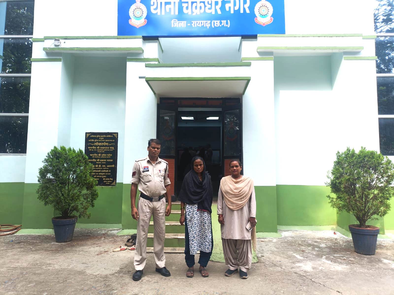 ऑपरेशन अंकुश” के तहत साइबर और चक्रधरनगर पुलिस की संयुक्त कार्रवाई में महिला सटोरिया गिरफ्तार   नगद ₹5,370, सट्टा पट्टी और मोबाइल जब्त, व्हाट्सएप पर भी मिला सट्टे का हिसाब