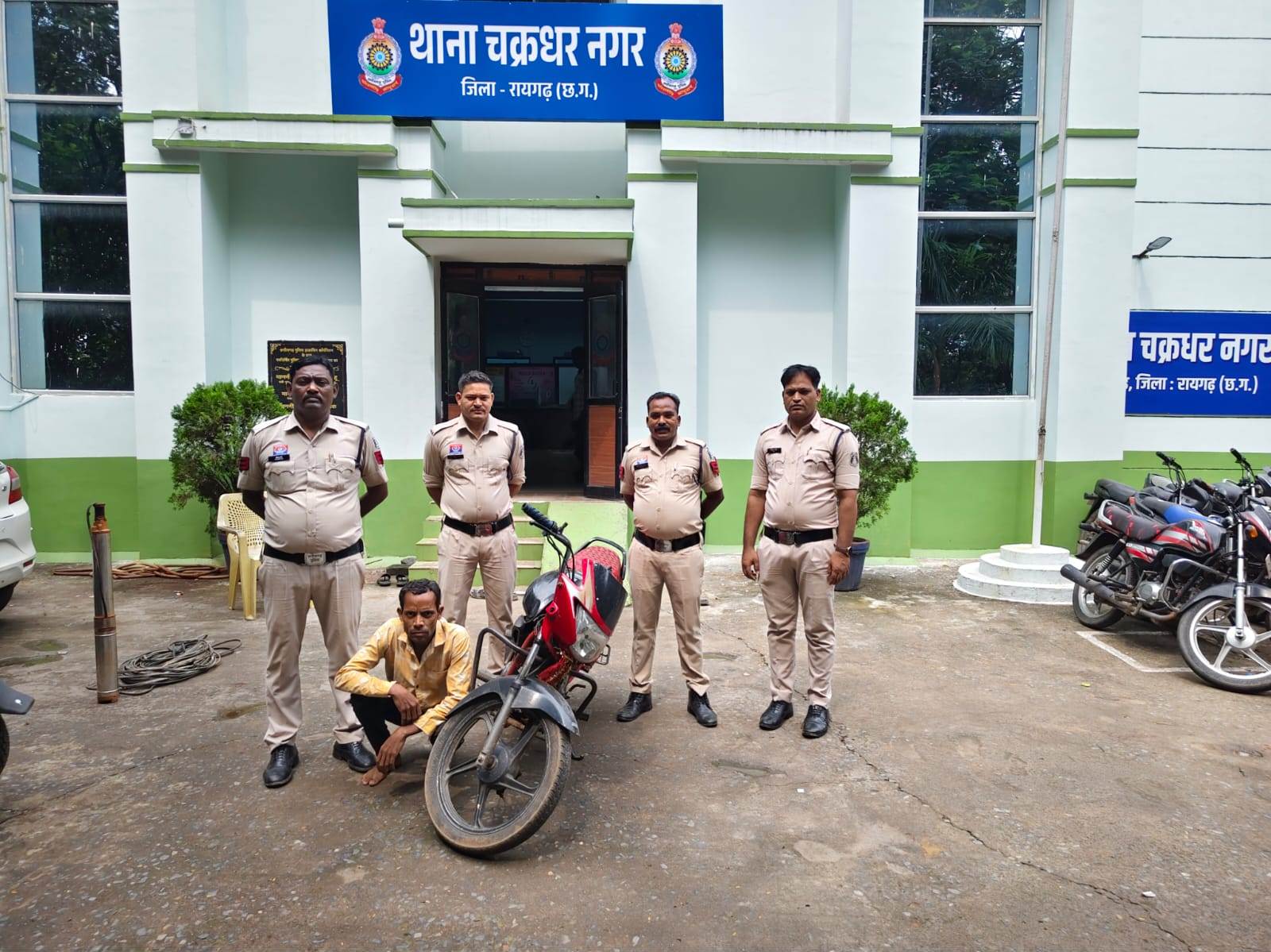 साइबर और कोतवाली-चक्रधनरगर पुलिस ने बाइक चोर गिरोह का किया पर्दाफाश, 5 चोर और 2 चोरी की बाइक खरीदने वाले गिरफ्तार