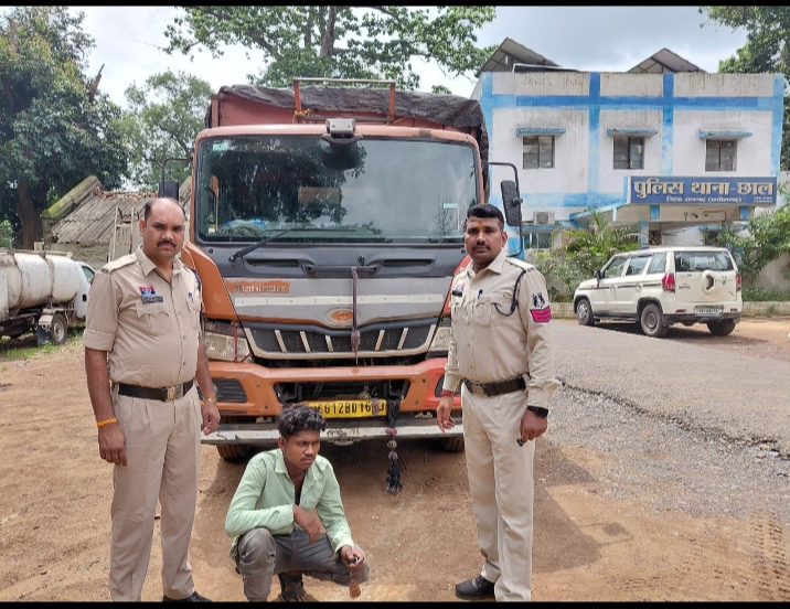 ऑपरेशन प्रहार” में छाल पुलिस की कार्रवाई में 8.5 टन संदिग्ध लोहे का कबाड़ और 6 चक्का वाहन जब्त  कार्रवाई में पुलिस ने ₹22 लाख की संपत्ति की जब्त, बिना वैध दस्तावेज़ के कबाड़ परिवहन करते पकड़े गए आरोपित पर वैधानिक कार्रवाई