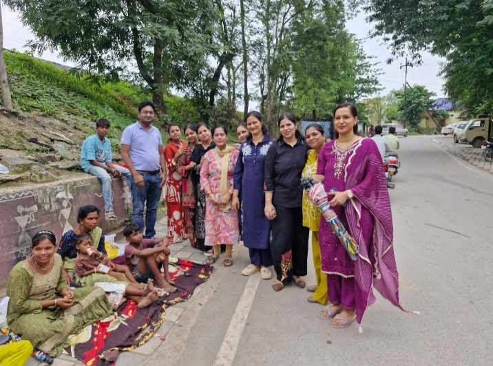 जेसीआई रायगढ़ सिटी महिला विंग की अनूठी पहल: जरूरतमंदों को बांटे छाते और खाद्य सामग्री