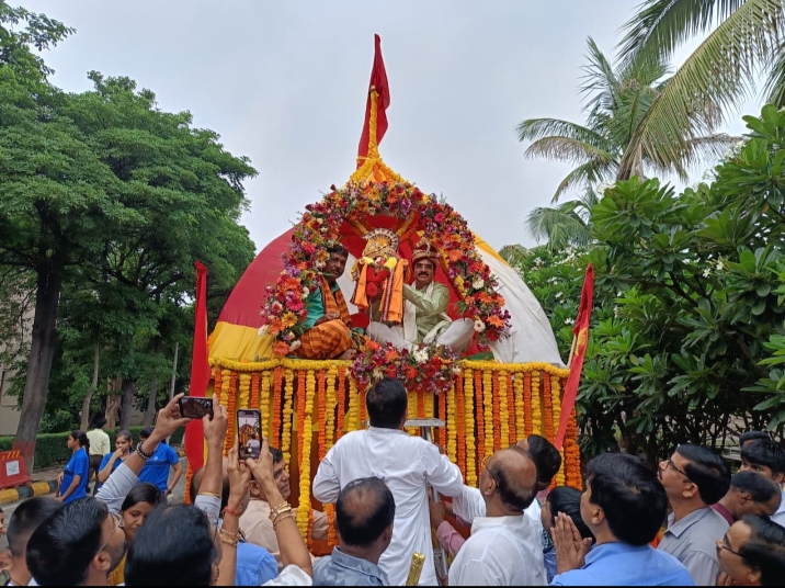 सावित्री नगर काॅलोनी में उत्साह से मनाया गया रथयात्रा का पर्व  ईडी दंपती ने की छेरा पहरा की रस्म, रथ खिंचने उमड़े लोग