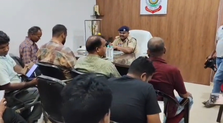 बच्चों की सुरक्षा सर्वोपरि : क्षमता से अधिक स्कूली बच्चों को बैठाने वाले ऑटो चालकों पर रायगढ़ पुलिस की सख्त कार्रवाई शुरू  डीएसपी ट्रैफिक की चेतावनी—ओवरलोडिंग, नशे में वाहन संचालन और नियम उल्लंघन पर होगी कड़ी कानूनी कार्रवाई