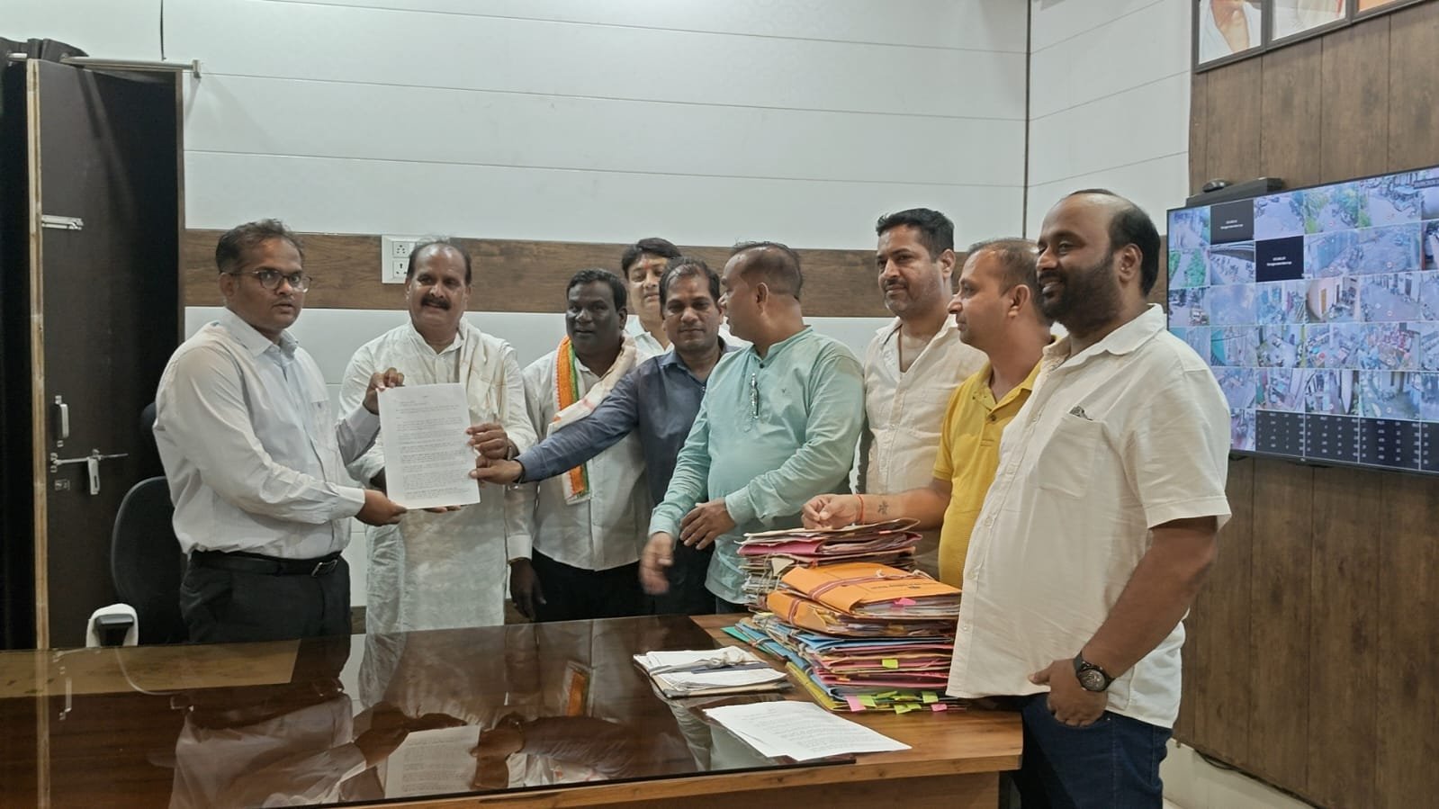 48 वार्डों की बदहाल सफाई व्यवस्था पर कांग्रेस पार्षदों का निगम आयुक्त को ज्ञापन, कहा- कचरा उठाव कर्मचारियों की मनमानी  से फॉगिंग तक तत्काल सुधारें व्यवस्था 