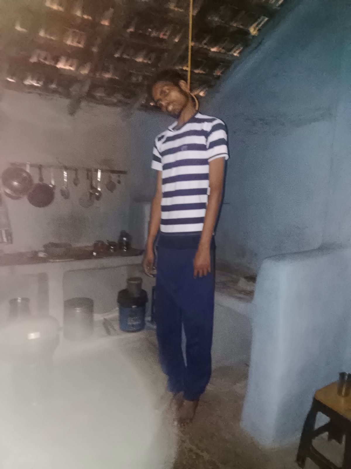 किचन में फांसी पर लटका मिला 29 वर्षीय युवक, पुलिस ने मर्ग कायम कर शुरू की जांच